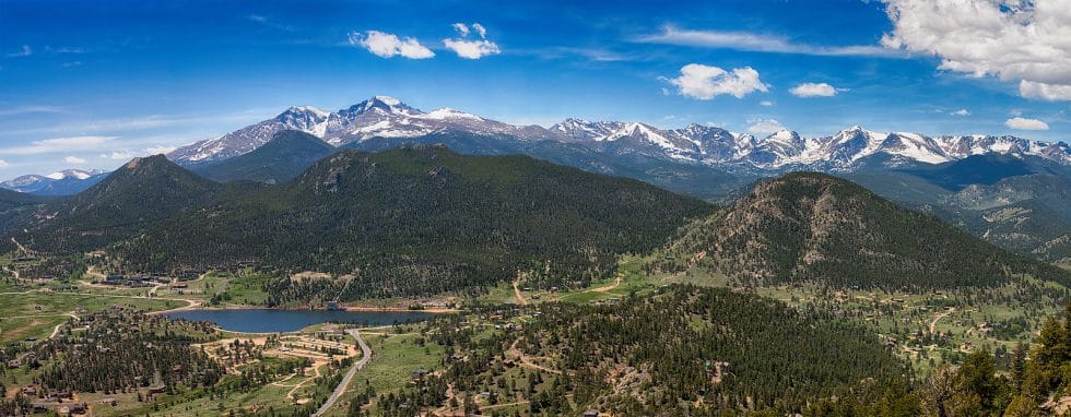 Vacation Travel Innovation Reviews family autumn travel image with a wide mountain landscape and scenic seasonal views.